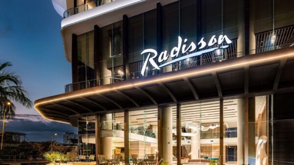 Radisson Hotel Group annonce l’expansion de sa marque Radisson Individuals, qui compte désormais plus de 100 hôtels en exploitation et en développement depuis son lancement en 2020. Cette marque flexible et innovante séduit les voyageurs en offrant des expériences uniques et des hôtels au caractère authentique à travers le monde. Une marque flexible pour hôtels indépendants Radisson Individuals permet aux hôtels indépendants et aux chaînes régionales de rejoindre le réseau mondial de Radisson Hotel Group, tout en conservant leur identité et leur personnalité unique. Les établissements bénéficient ainsi de la notoriété internationale, des programmes de formation et du service emblématique Yes I Can!. Nouveaux segments pour plus de diversité La marque s’étend désormais sur trois segments : Radisson Individuals Premier : hôtels haut de gamme supérieur, idéals pour les séjours d’affaires et de loisirs. Radisson Individuals Boutique : hôtels intimistes et élégants, offrant un charme local et authentique. Radisson Individuals Retreats : retraites et escapades immersives, pour ressourcer corps et esprit dans des destinations exceptionnelles. Exemples récents d’ouverture Parmi les nouvelles adresses : Le Relais de La Malmaison près de Paris – une expérience paisible et raffinée. HARBR Hotel Ludwigsburg, à Stuttgart – hôtel urbain contemporain. Crystals Beach Resort Belle Mare, Île Maurice – immersion sur la côte est. Namah Nainital, Inde – quatrième hôtel Radisson Retreats dans l’État d’Uttarakhand. Témoignage du groupe Elie Younes, Vice-président exécutif et Directeur mondial du développement de Radisson Hotel Group, déclare : « Radisson Individuals offre aux hôtels indépendants une visibilité mondiale et des opportunités uniques tout en conservant leur authenticité. L’expansion avec trois segments renforce notre offre et la différenciation des établissements. » Une opportunité pour les propriétaires Rejoindre Radisson Individuals permet aux propriétaires d’hôtels de : Accéder à la plateforme globale de distribution de Radisson Hotel Group. Offrir un service de qualité internationale aux voyageurs. Maintenir le caractère unique de chaque établissement. Avec Radisson Individuals, chaque hôtel conserve son identité tout en profitant de la force du réseau mondial, pour séduire une clientèle variée et exigeante.