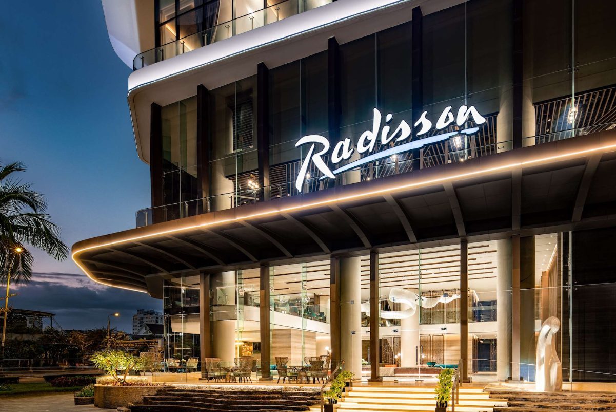 Radisson Hotel Group annonce l’expansion de sa marque Radisson Individuals, qui compte désormais plus de 100 hôtels en exploitation et en développement depuis son lancement en 2020. Cette marque flexible et innovante séduit les voyageurs en offrant des expériences uniques et des hôtels au caractère authentique à travers le monde. Une marque flexible pour hôtels indépendants Radisson Individuals permet aux hôtels indépendants et aux chaînes régionales de rejoindre le réseau mondial de Radisson Hotel Group, tout en conservant leur identité et leur personnalité unique. Les établissements bénéficient ainsi de la notoriété internationale, des programmes de formation et du service emblématique Yes I Can!. Nouveaux segments pour plus de diversité La marque s’étend désormais sur trois segments : Radisson Individuals Premier : hôtels haut de gamme supérieur, idéals pour les séjours d’affaires et de loisirs. Radisson Individuals Boutique : hôtels intimistes et élégants, offrant un charme local et authentique. Radisson Individuals Retreats : retraites et escapades immersives, pour ressourcer corps et esprit dans des destinations exceptionnelles. Exemples récents d’ouverture Parmi les nouvelles adresses : Le Relais de La Malmaison près de Paris – une expérience paisible et raffinée. HARBR Hotel Ludwigsburg, à Stuttgart – hôtel urbain contemporain. Crystals Beach Resort Belle Mare, Île Maurice – immersion sur la côte est. Namah Nainital, Inde – quatrième hôtel Radisson Retreats dans l’État d’Uttarakhand. Témoignage du groupe Elie Younes, Vice-président exécutif et Directeur mondial du développement de Radisson Hotel Group, déclare : « Radisson Individuals offre aux hôtels indépendants une visibilité mondiale et des opportunités uniques tout en conservant leur authenticité. L’expansion avec trois segments renforce notre offre et la différenciation des établissements. » Une opportunité pour les propriétaires Rejoindre Radisson Individuals permet aux propriétaires d’hôtels de : Accéder à la plateforme globale de distribution de Radisson Hotel Group. Offrir un service de qualité internationale aux voyageurs. Maintenir le caractère unique de chaque établissement. Avec Radisson Individuals, chaque hôtel conserve son identité tout en profitant de la force du réseau mondial, pour séduire une clientèle variée et exigeante.