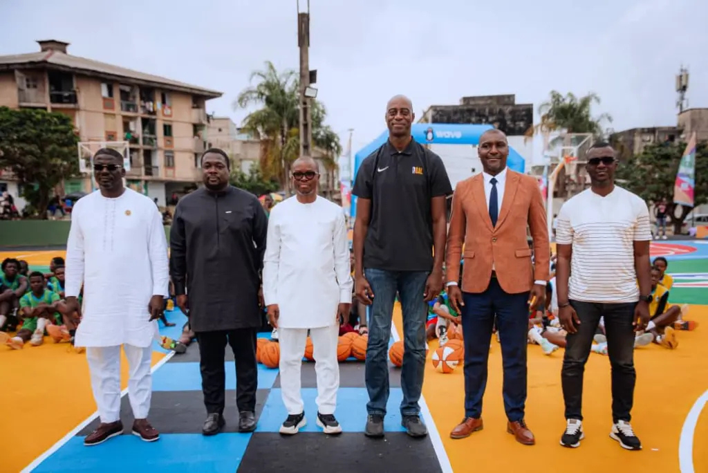 BAL et Wave rénovent un terrain à Yopougon